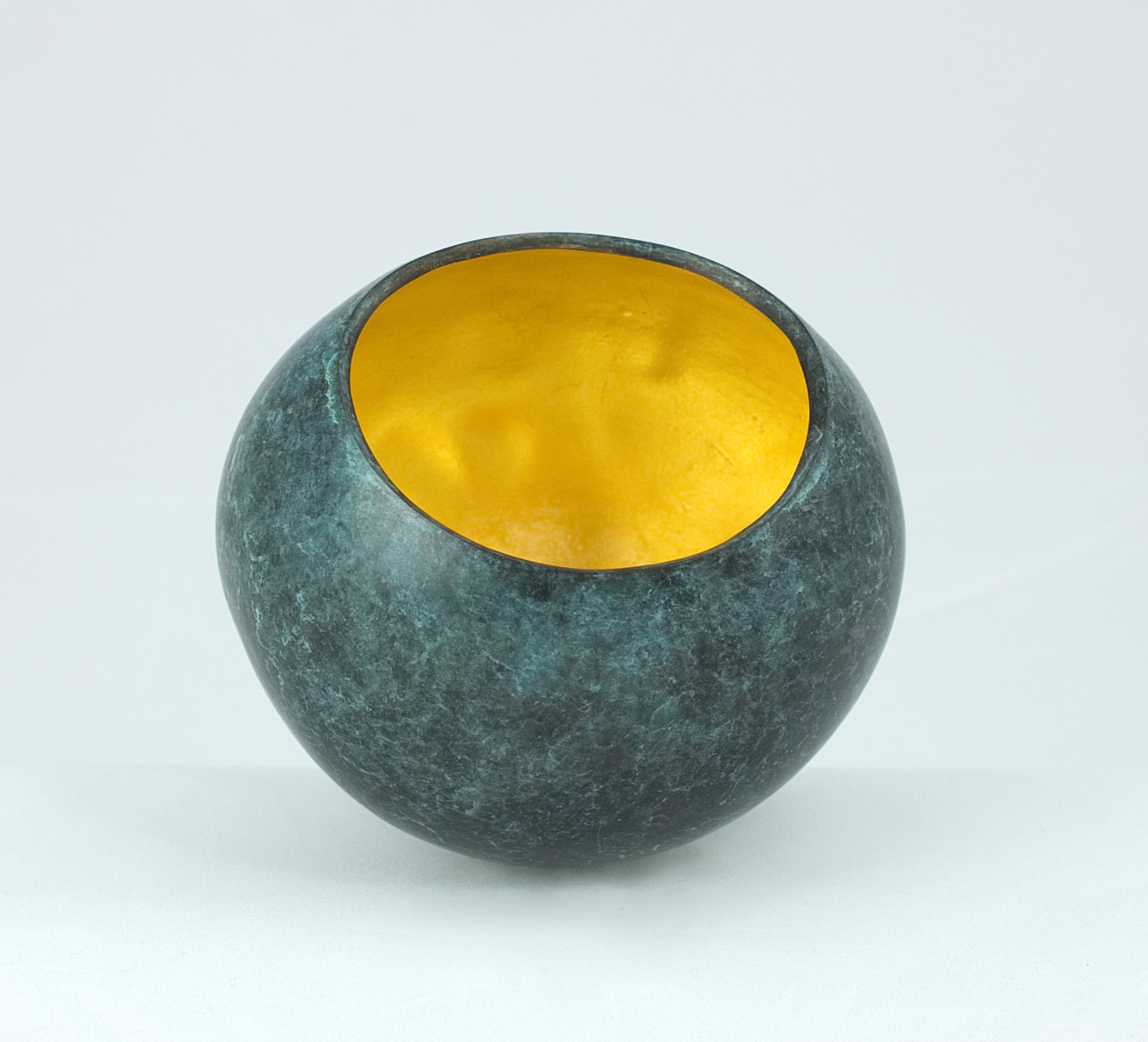 Modern sculpture in bronze. Vessel, the inside of the bowl gilded in 23.5 carat gold. 12.5 x 11.5 cms. 2018. One of an edition of 8.